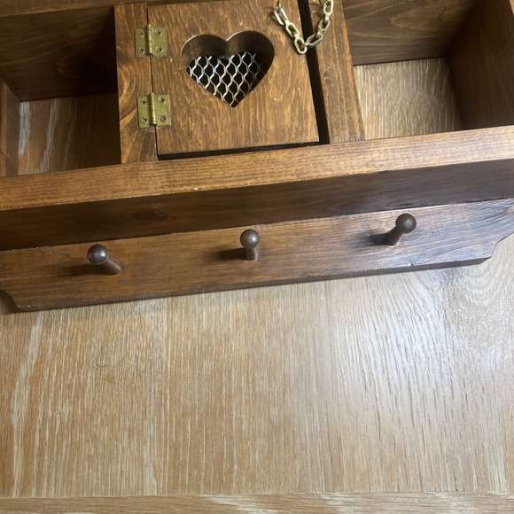 Vintage Wood Wall Shelf Curio Heart Cut-Out Farmhouse Pegs COTTAGECORE - Picture 4 of 7